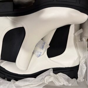 NWT Nine West Womens Abra3
Chelsea Boot White Sz 12 Faux Leather Lug Sole
